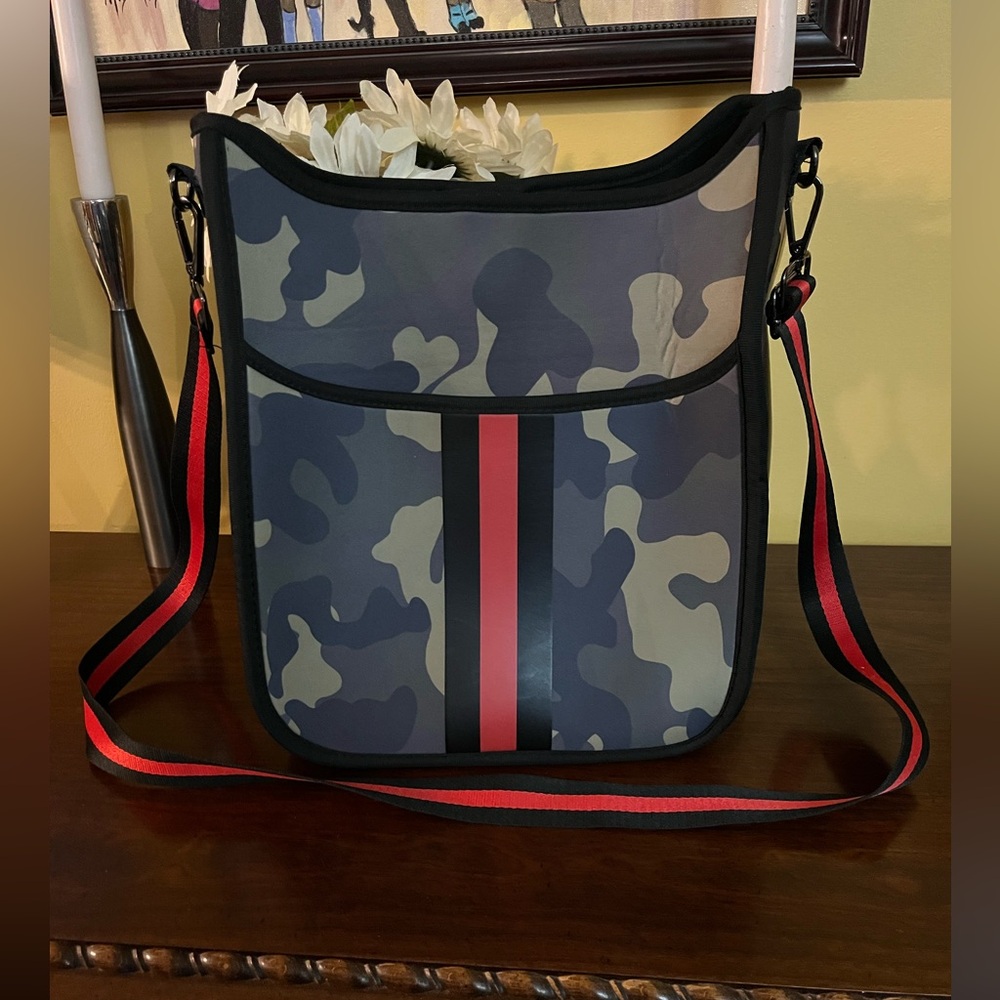 🔥Camouflage Green Crossbody Messenger Bag. Red/Black Stripe Adjustable Straps!